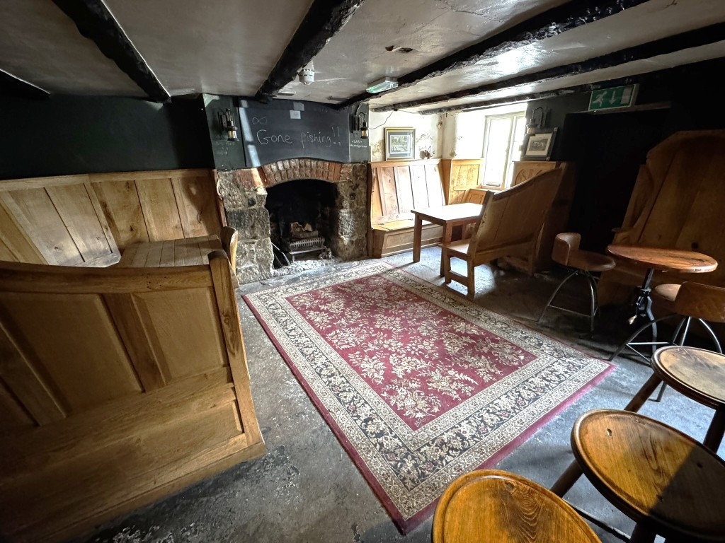 Lot: 135 - HISTORIC PUBLIC HOUSE FOR IMPROVEMENT WITHIN DARTMOOR NATIONAL PARK - Dining area